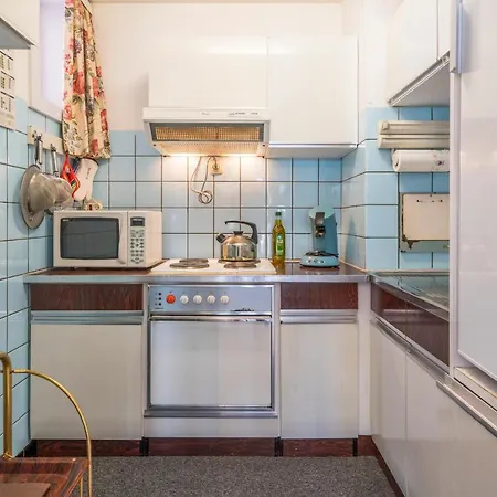 Vintage Apartment With Seaside View & Parking アパート