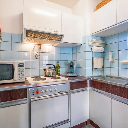 Vintage Apartment With Seaside View & Parking